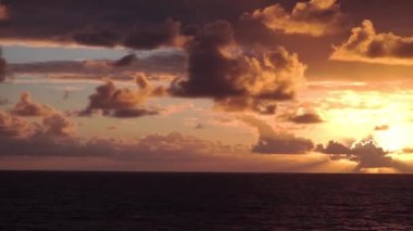 Okyanusun, bulutlar ve gökyüzü inanılmaz renk ile büyüleyici bir gün batımı