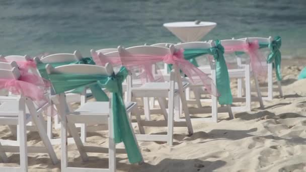 Scenario per un matrimonio in spiaggia con una nave da crociera sullo sfondo — Video Stock