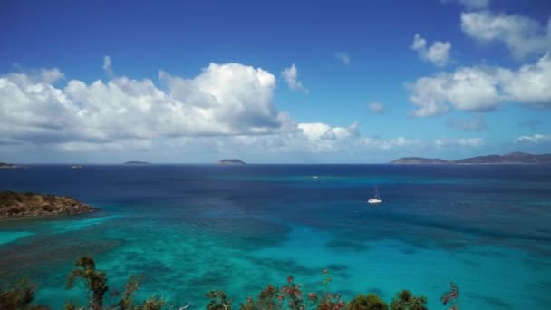 Vackra havet med segelbåtar yacht och liten ö förgrunden. Saint john Jungfruöarna — Stockvideo