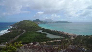 Manzaralı Karayip Denizi ve Atlantik Okyanusu güneyinde St Kitts ada Timothy Hill tepesinden bakıyor