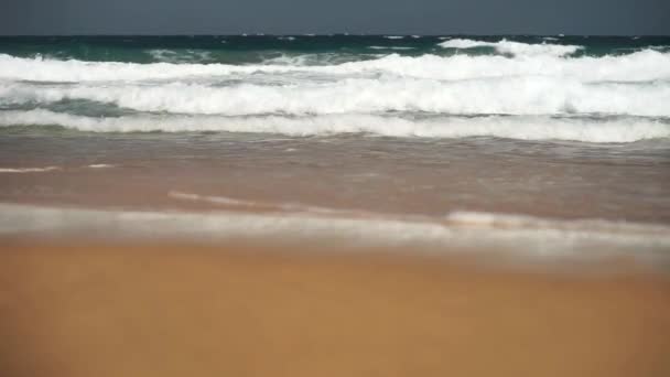 Olas viene en la playa con arena hermosa en cámara lenta — Vídeo de stock