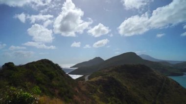 Manzaralı Karayip Denizi ve Atlantik Okyanusu güneyinde St Kitts ada Timothy Hill tepesinden bakıyor