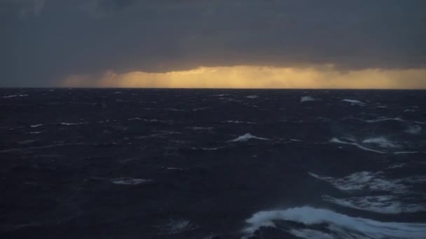 Prachtige zonsondergang in de Atlantische Oceaan met verbazingwekkende wolken — Stockvideo