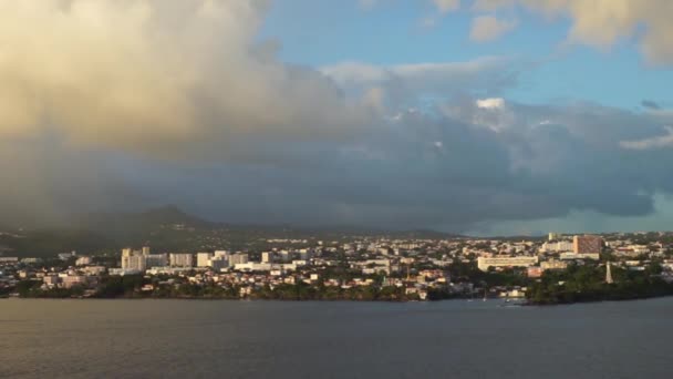 Vista da cidade e costa de FORT-DE-FRANCE, MARTINIQUE — Vídeo de Stock