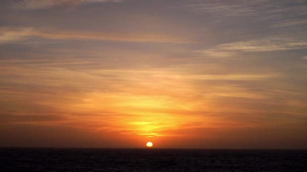 Beau coucher de soleil dans l'océan Atlantique avec des nuages étonnants — Video
