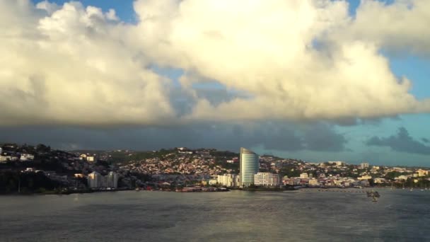Blick vom Kreuzfahrtschiff auf den Hafen Fort-de-France, Martinique — Stockvideo
