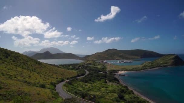 Vista da paisagem do Mar do Caribe e do Oceano Atlântico com vista para o sul da ilha de São Cristóvão a partir do topo de Timothy Hill — Vídeo de Stock