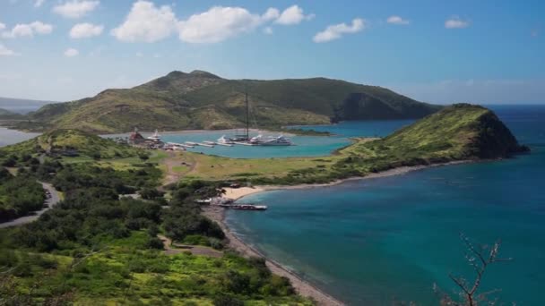 Vistas panorámicas del Mar Caribe y el Océano Atlántico mirando al sur de la isla de San Cristóbal desde la cima de Timothy Hill — Vídeo de stock