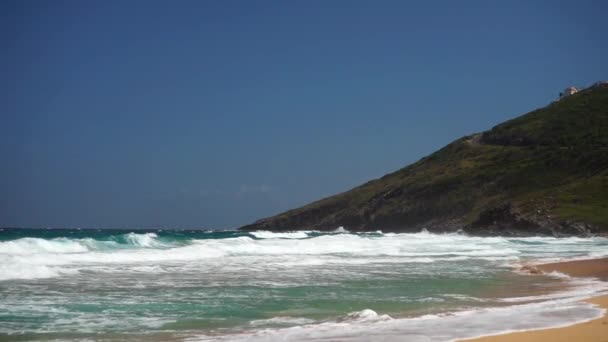 Хвилі приходять на пляж з красивим піском — стокове відео