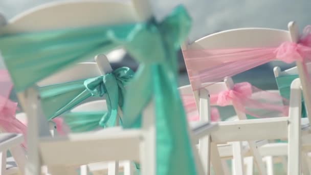 Kulisse für eine Hochzeit am Strand mit einem Kreuzfahrtschiff im Hintergrund — Stockvideo