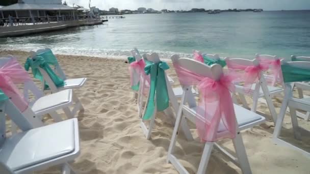 Decor voor een bruiloft op het strand met een cruise liner in de achtergrond — Stockvideo