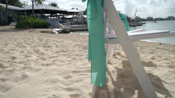 Decor voor een bruiloft op het strand met een cruise liner in de achtergrond — Stockvideo