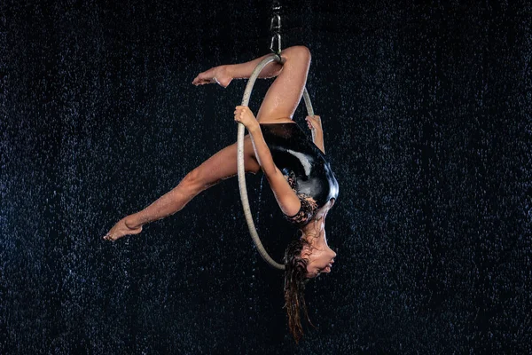 Una giovane ragazza esegue gli elementi acrobatici nel cerchio aereo. Black Aqua Studio — Foto Stock