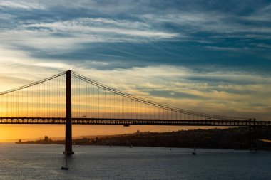 Lizbon köprü sunset, Portekiz manzarası ve Tagus Nehri üzerinde cityscape sırasında