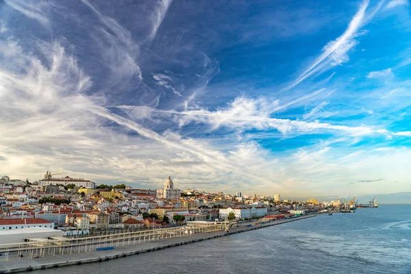 Lizbona, Portugalia panoramę i pejzażu miejskiego portu wycieczkowego na rzekę — Zdjęcie stockowe