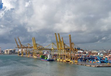 Konteyner ve vinçler ile Barselona limanının panoramik görünümü
