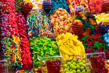 Pazarda çeşitli renkli şekerler ve jöleler