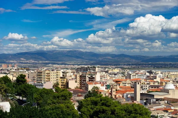 Cagliari, Cerdeña, Italia paisaje urbano desde la cima —  Fotos de Stock