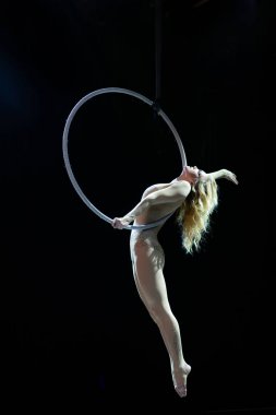 Zarif hava akrobat siyah izole bir çember ile performansını yapıyor