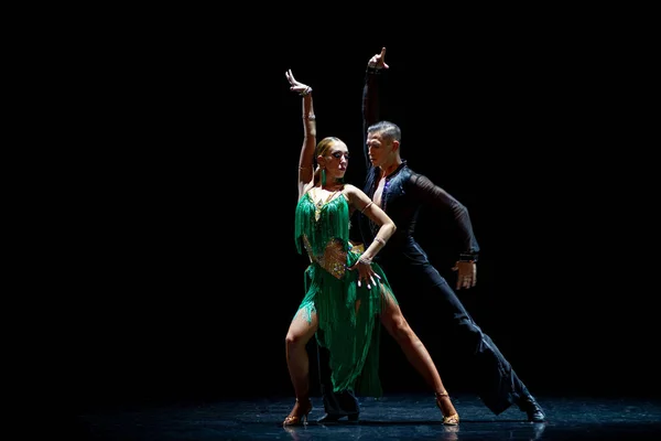 Paar dansers presteren op geïsoleerde zwarte achtergrond — Stockfoto