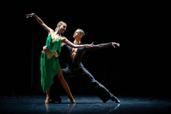 Salão de baile casal dança isolado no fundo preto — Fotografia de Stock