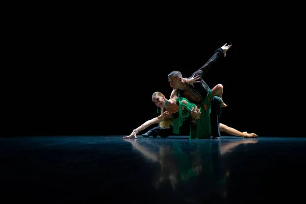一对舞者在孤立的黑色背景上表演 — 图库照片