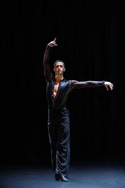 Vrouwelijke gespierde ballroom danser maken pose geïsoleerd op zwart — Stockfoto