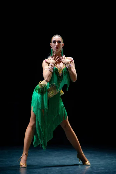 Jong mooi vrouw danser poseren op zwart achtergrond — Stockfoto