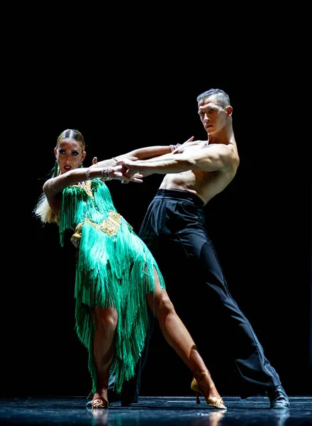 Ballroom paar dansen geïsoleerd op zwarte achtergrond — Stockfoto