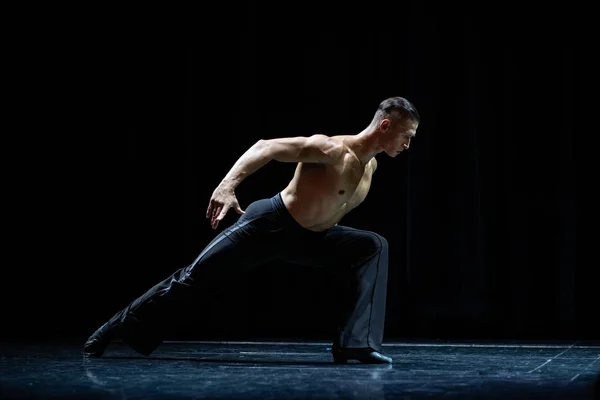 Vrouwelijke gespierde ballroom danser maken pose geïsoleerd op zwart — Stockfoto