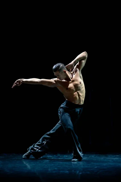 Vrouwelijke gespierde ballroom danser maken pose geïsoleerd op zwart — Stockfoto