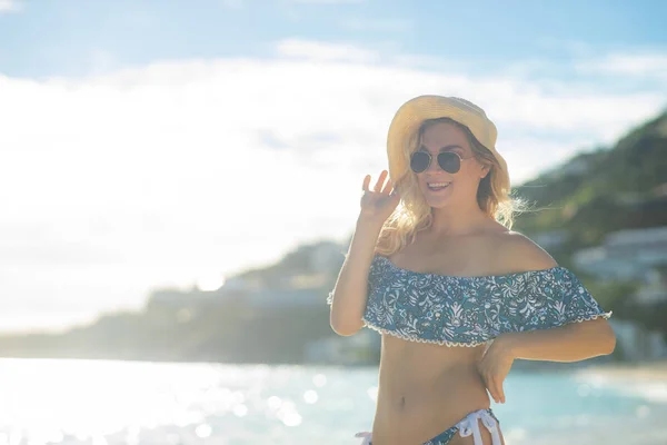 Attraktiv blond ung kvinna klädd baddräkt på Tropical Sand Beach — Stockfoto