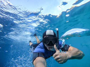 Büyük bir kabarcık ön planda freediver sualtı geniş açı selfie