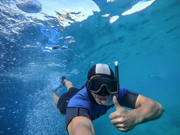 Ampul bir sürü freediver sualtı geniş açı selfie