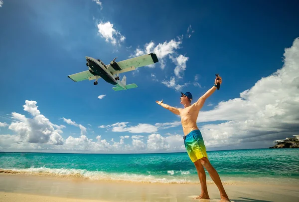 Людина з літаком літати на знаменитий пляж Махо недалеко від міжнародного аеропорту принцеси Юліана. Концепція щасливого відпочинку і відпочинку — стокове фото