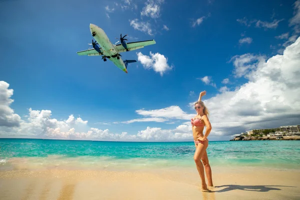 Тонкий дівчина постановки на пляжі носіння купальника з величезним фоном airplaneon на пляж Махо. Концепція відпочинку та щастя — стокове фото