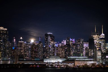 New York City gece silueti Manhattan şehir merkezi binaları