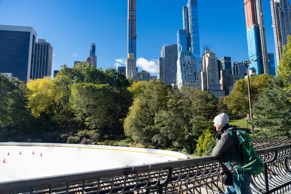 Homem olhando para o ringue de gelo vazio no Central Park no inverno — Fotografia de Stock