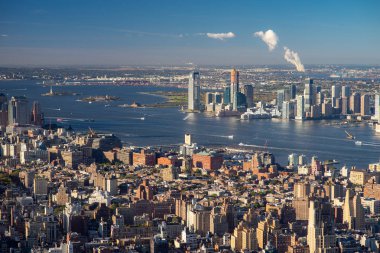 Manhattan'ın aşağı Doğu Yakası Brooklyn ile havadan görünümü içinde belgili tanımlık geçmiş
