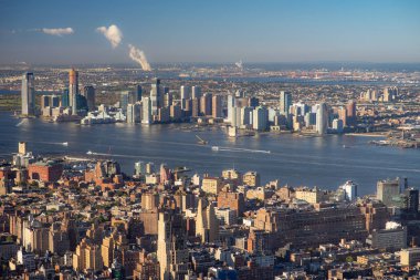 Manhattan'ın aşağı Doğu Yakası Brooklyn ile havadan görünümü içinde belgili tanımlık geçmiş