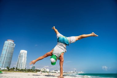 Erkeksi adam arka planda Miami plaj ile elinde duruyor