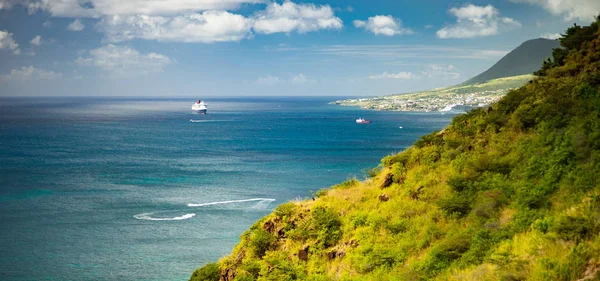 Vista aérea del crucero cerca de la isla caribeña con montañas verdes — Foto de Stock