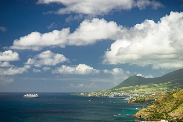Vista aérea del crucero cerca de la isla caribeña con montañas verdes — Foto de Stock