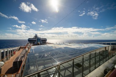 Yaz gününde denizde yolcu gemisiüst güverte görünümü