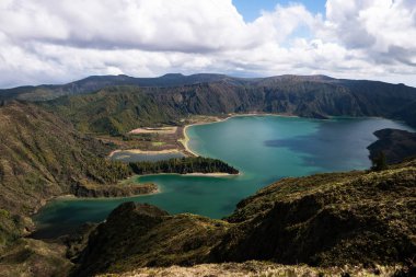 Dağdaki gölün muhteşem manzarası. Dramatik ve pitoresk sahne. Ponta Delgada. Sao Miguel. Azores adası