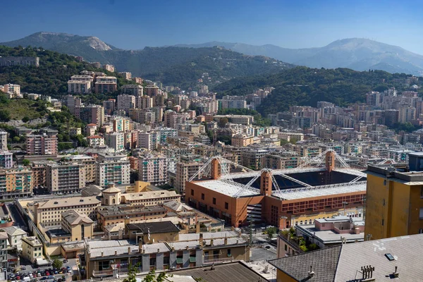 Genua Stadtbild mit Bergen im Hintergrund. Italien — Stockfoto