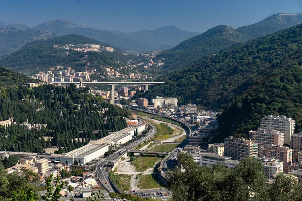 Génova Paisaje urbano con montañas en el fondo. Italia —  Fotos de Stock