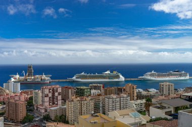 Yolcu gemileri ile Santa Cruz de Tenerife Limanı. üst görünüm şehir ön planda görünümü