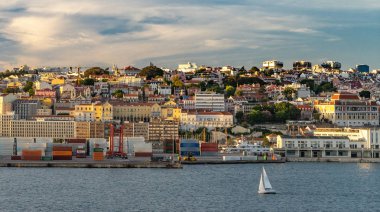 Lizbon, Portekiz manzarası ve cityscape Tagus Nehri üzerinde