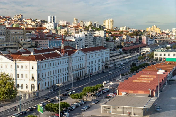 Lisbona, Portogallo skyline e paesaggio urbano del porto crociere sul fiume Tago — Foto Stock